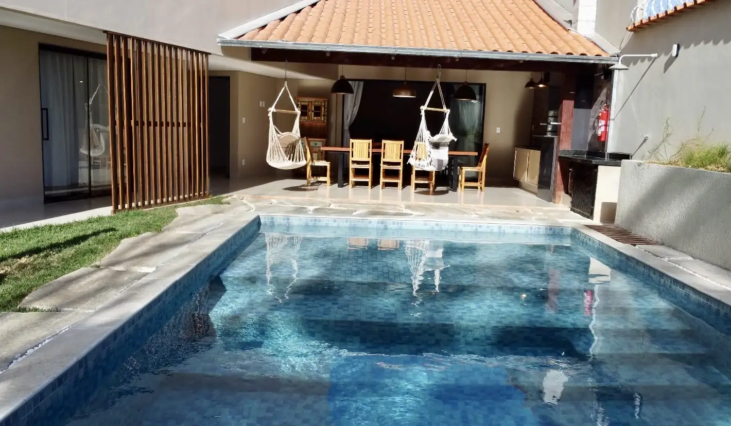 Vista do jardim, redes, piscina e área gourmet do AYVÚ Recanto