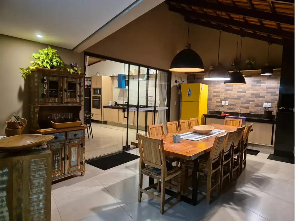 Cozinha integrada com mesa grande