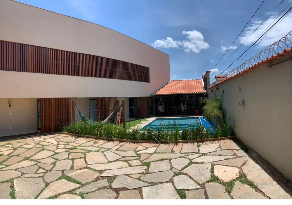 Pátio interno com piso de pedra e piscina