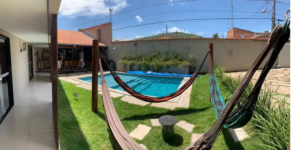 Piscina com redes penduradas no jardim