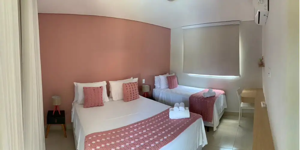 Suíte com parede rosa