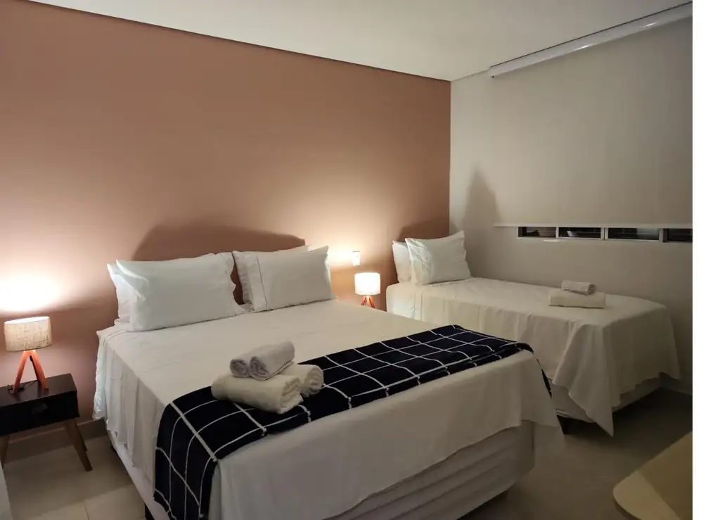 Suíte com cama de casal e solteiro