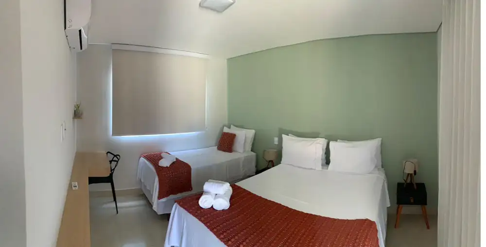 Suíte com parede verde