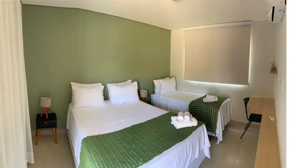 Suíte com cama queen e cama de solteiro
